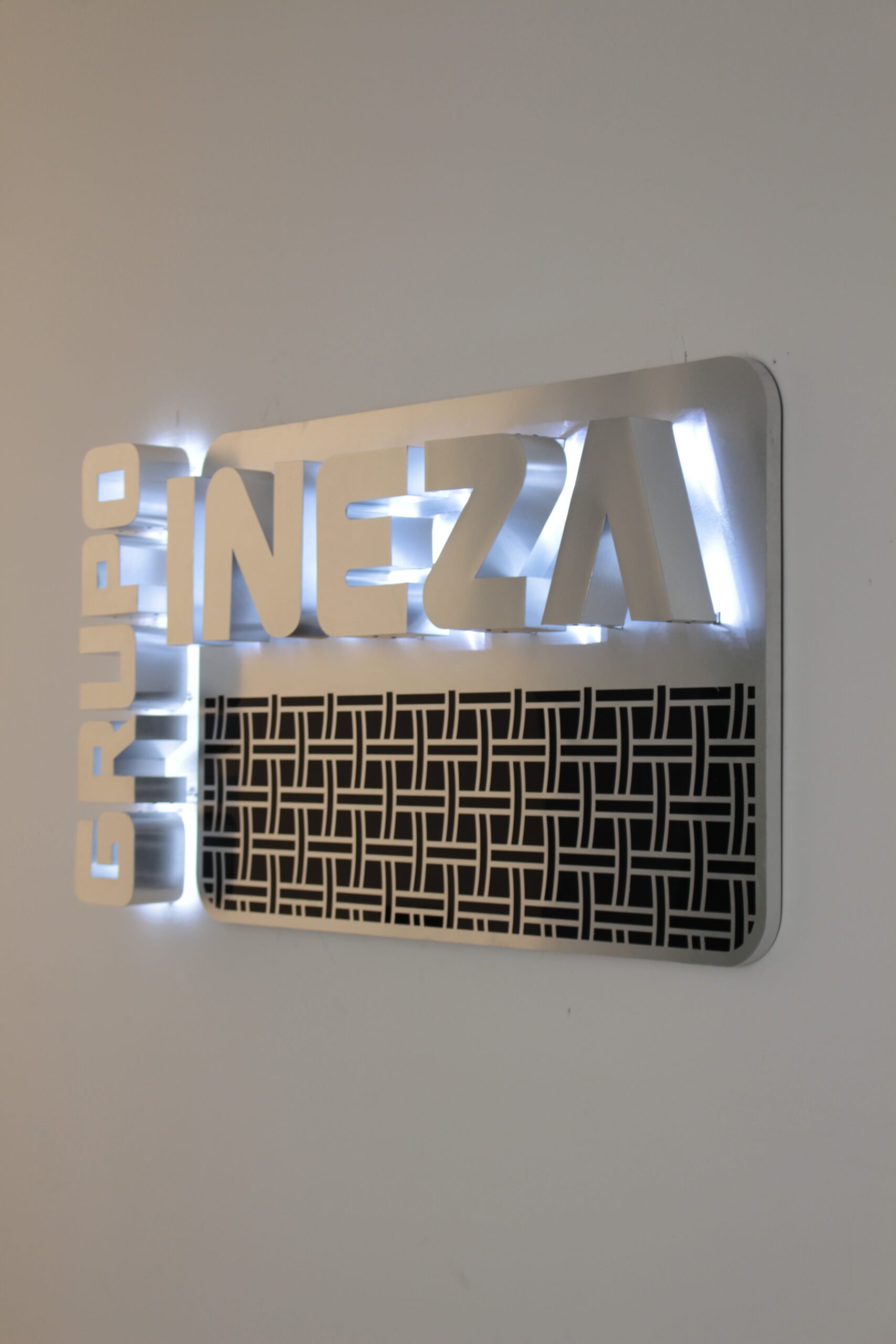 INEZA VERTICAL LUZ